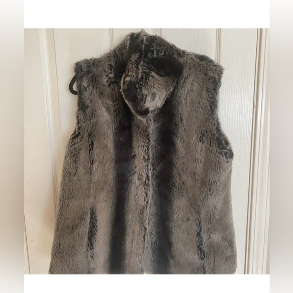 Kristen Blake Faux Fur Vest

Size: L Kristen Blake